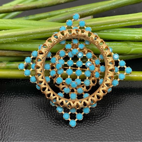 Vintage Unsigned Faux Turquoise Gold-tone Filigree Brooch - Picture 3 of 14